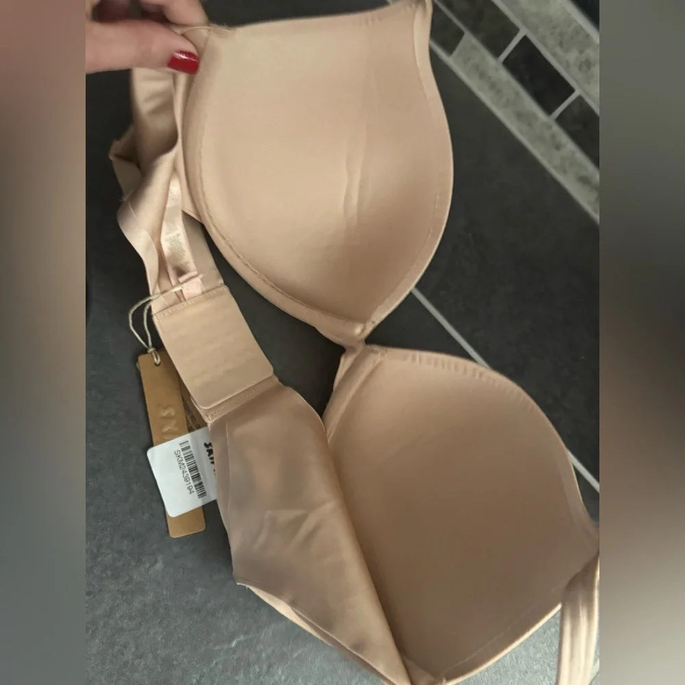 (2) SKIMS 34D Bras - Black/ONYX PUSH UP Balconette and Tan/MICA PUSH UP Plunge - Picture 6 of 9